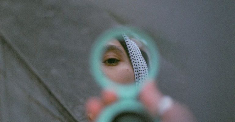 Mirror Better - Street girl in Yerevan